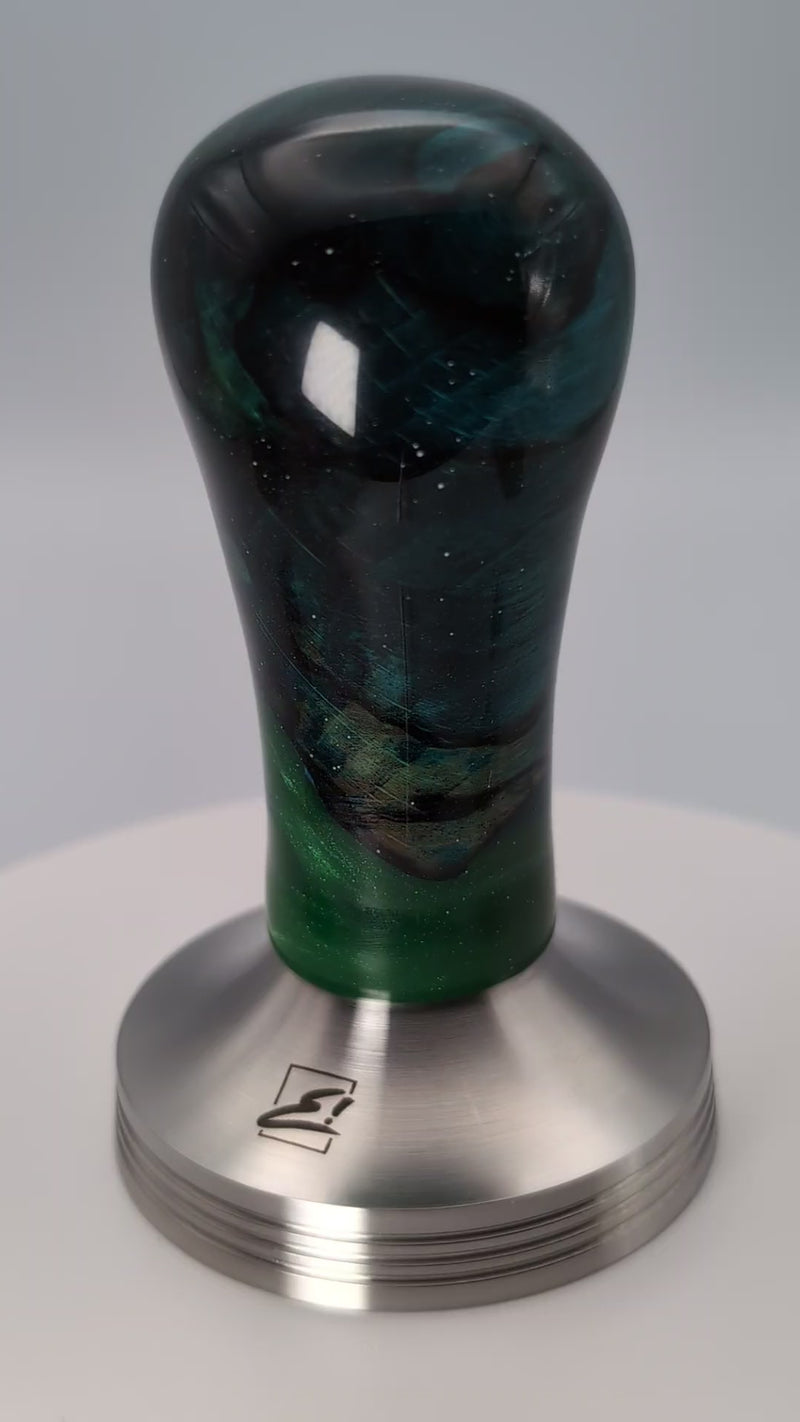Epoxy Elegance Tamper #24 – Gestockte Buche & Tiefgrün Tamper EMMERICH Art - Rheinland.Coffee