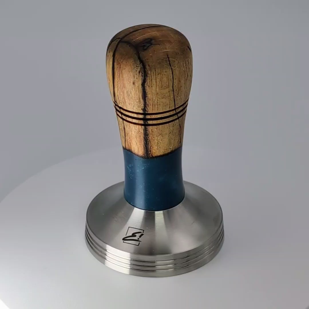 Video laden: Epoxy Elegance Tamper #6 – Gestockte Buche &amp; Tiefblau Tamper EMMERICH Art - Rheinland.Coffee