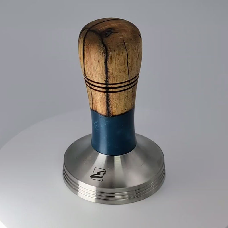 Epoxy Elegance Tamper #6 – Gestockte Buche & Tiefblau Tamper EMMERICH Art - Rheinland.Coffee