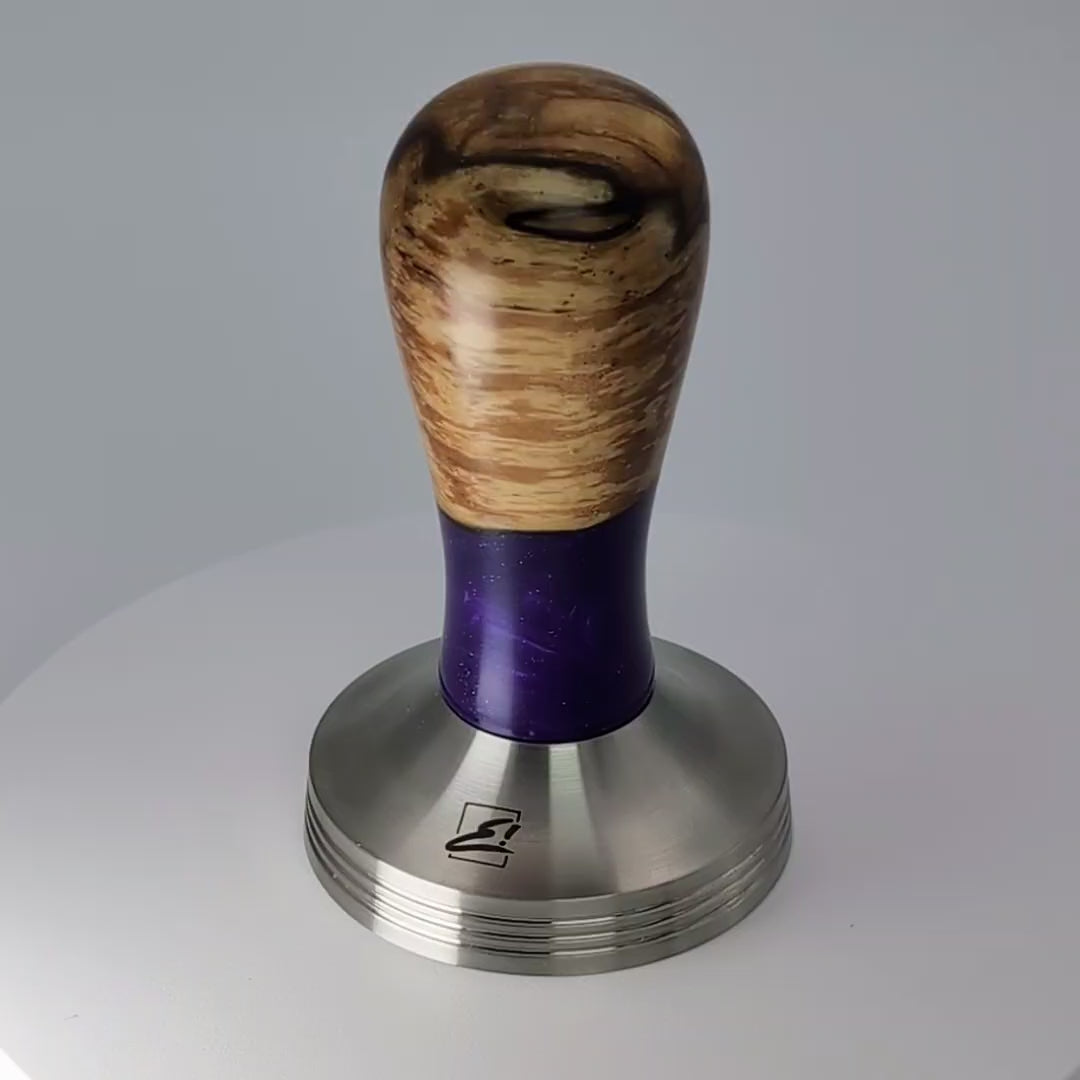 Video laden: Epoxy Elegance Tamper #3 – Pappelmaser &amp; Violett Tamper EMMERICH Art - Rheinland.Coffee