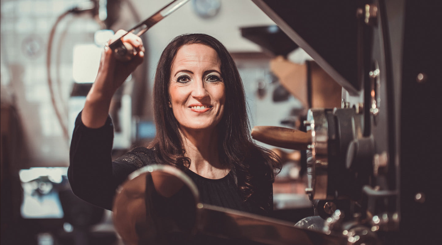 Stephanie Rigano zieht am Röster eine Probe