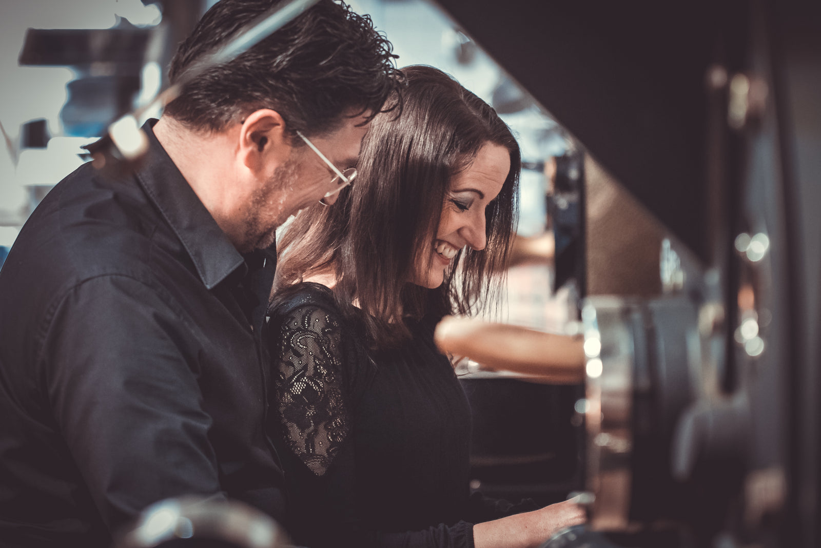 Lorenzo und Stephanie Rigano an einer Siebträgermaschine