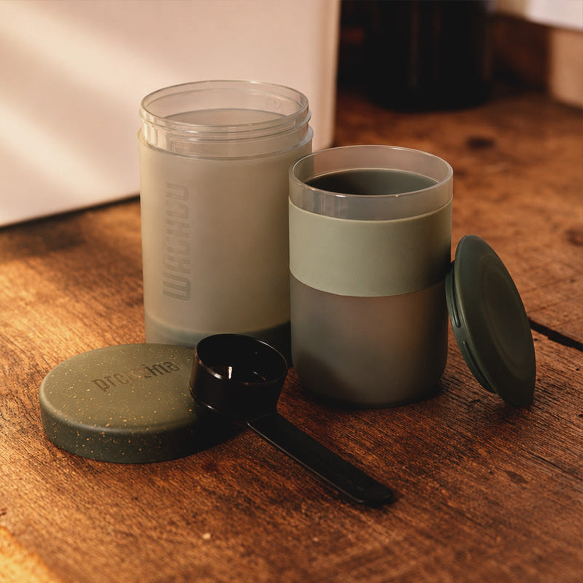 Wacaco Prestina Sage Green im Einsatz beim Kaffeebrühen