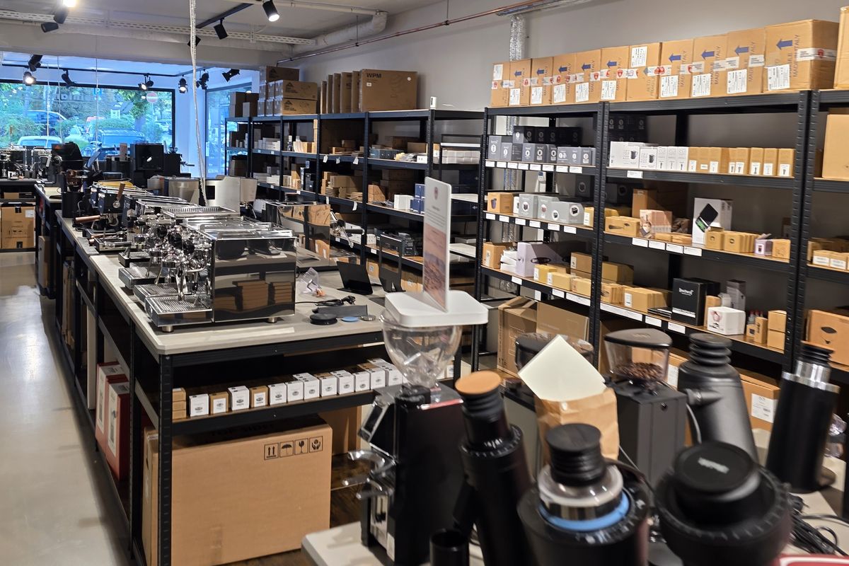 Blick in den Showroom von Rheinland.Coffee in Siegburg mit Espressomaschinen und Mühlen auf den Vorführtischen